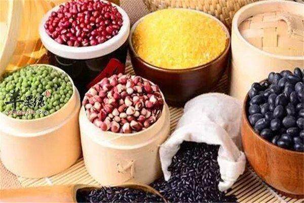 指甲出現(xiàn)豎紋？可能是肝臟在警示，喝水中加入這一天然食材助排肝毒